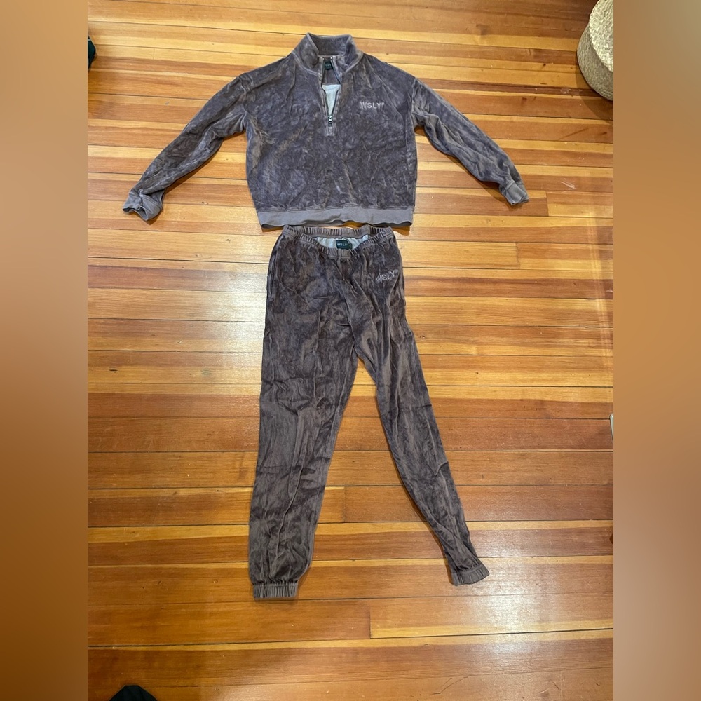 WSLY size small sweatsuit. Brown.